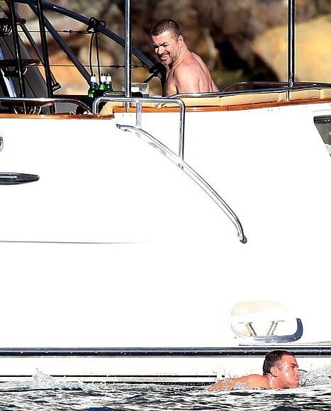 Джордж Майкл целовался на яхте с мужчиной(фото)