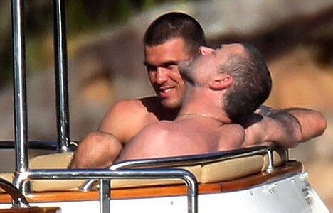 Джордж Майкл целовался на яхте с мужчиной(фото)