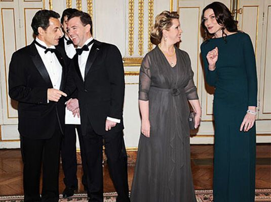 Карла Бруни встретила Медведева без нижнего белья. ФОТО