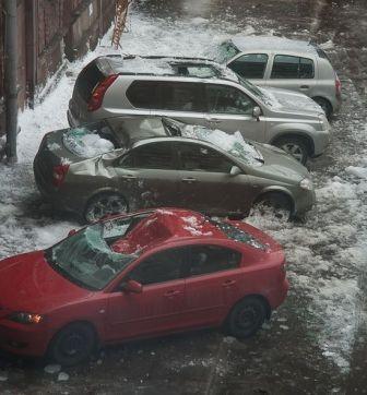 Автомобили-неудачники сезона, прибитые снегом с крыши