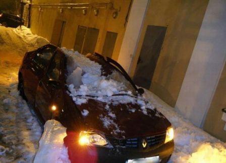 Автомобили-неудачники сезона, прибитые снегом с крыши