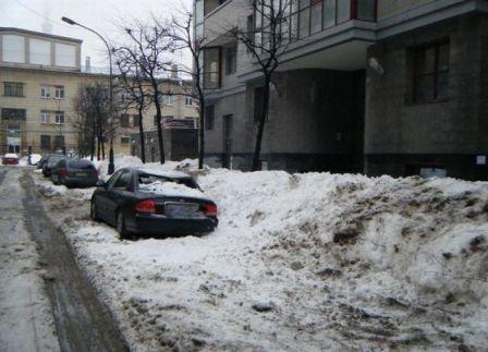 Автомобили-неудачники сезона, прибитые снегом с крыши