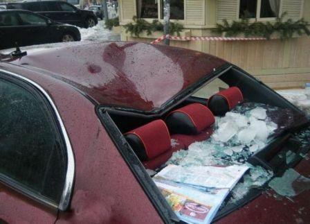 Автомобили-неудачники сезона, прибитые снегом с крыши