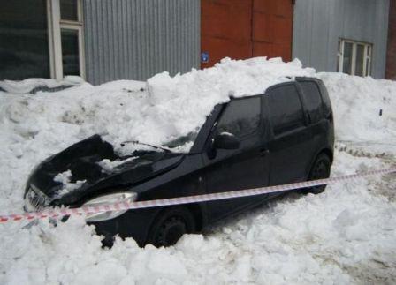 Автомобили-неудачники сезона, прибитые снегом с крыши