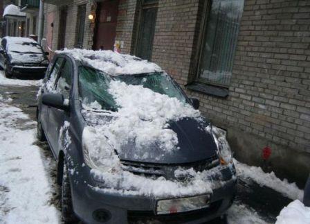 Автомобили-неудачники сезона, прибитые снегом с крыши