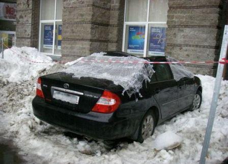 Автомобили-неудачники сезона, прибитые снегом с крыши