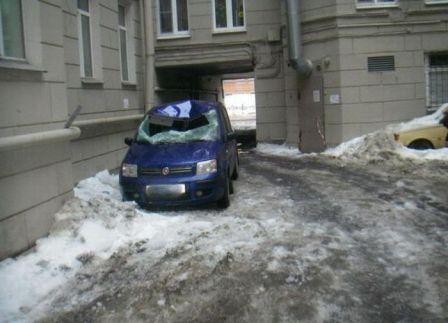 Автомобили-неудачники сезона, прибитые снегом с крыши