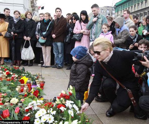 Польща сумує про загиблих в авіакатастрофі. ФОТО