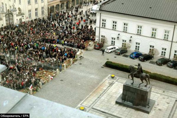 Польща сумує про загиблих в авіакатастрофі. ФОТО