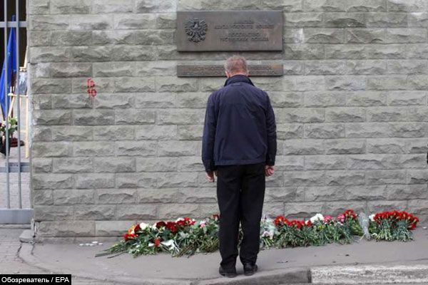 Польща сумує про загиблих в авіакатастрофі. ФОТО