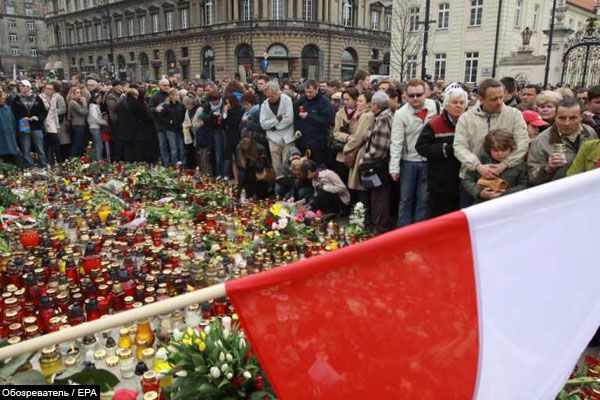 Польща сумує про загиблих в авіакатастрофі. ФОТО