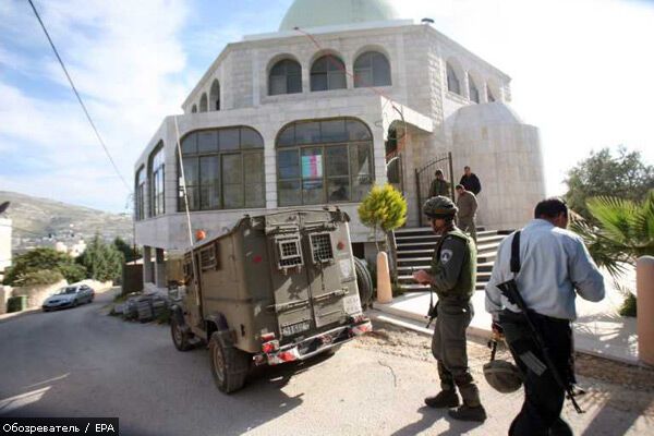 Израильтяне сожгли машины и осквернили мечеть