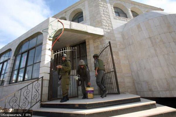 Израильтяне сожгли машины и осквернили мечеть