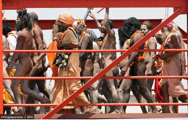 Миллионы голых людей искупались в священной реке Ганг