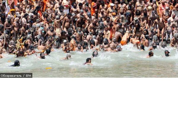 Миллионы голых людей искупались в священной реке Ганг