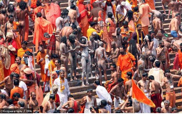 Миллионы голых людей искупались в священной реке Ганг