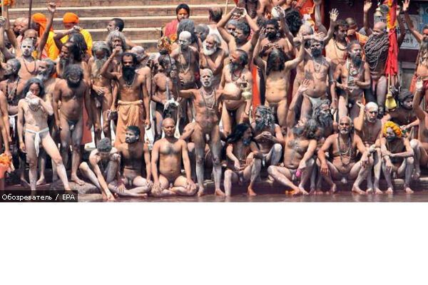 Миллионы голых людей искупались в священной реке Ганг