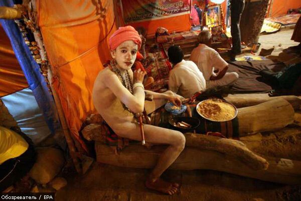 Миллионы голых людей искупались в священной реке Ганг