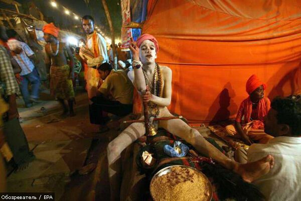 Миллионы голых людей искупались в священной реке Ганг