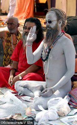 Миллионы голых людей искупались в священной реке Ганг