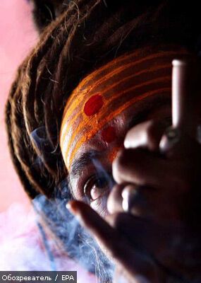 Миллионы голых людей искупались в священной реке Ганг