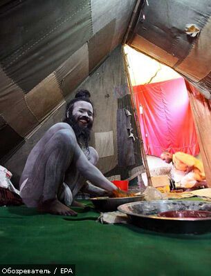 Миллионы голых людей искупались в священной реке Ганг