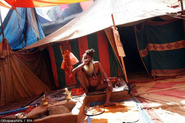 Миллионы голых людей искупались в священной реке Ганг