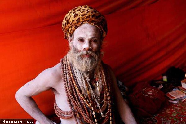 Миллионы голых людей искупались в священной реке Ганг