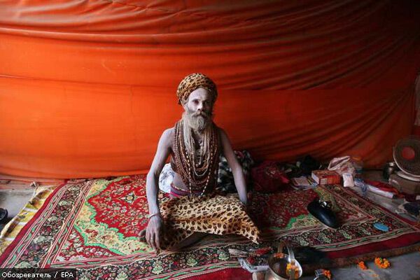 Миллионы голых людей искупались в священной реке Ганг