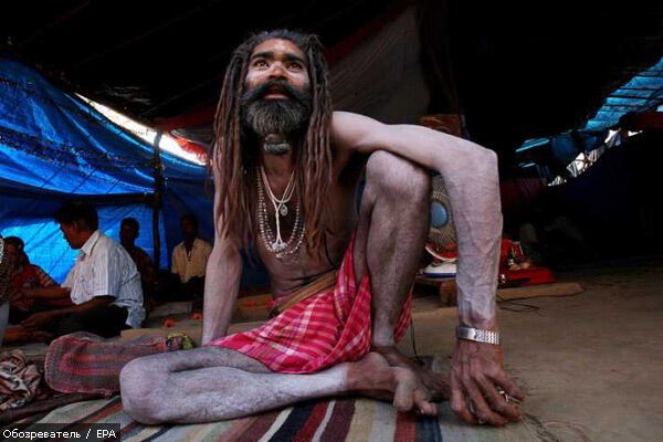 Миллионы голых людей искупались в священной реке Ганг