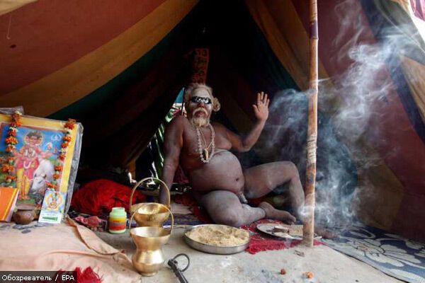 Миллионы голых людей искупались в священной реке Ганг