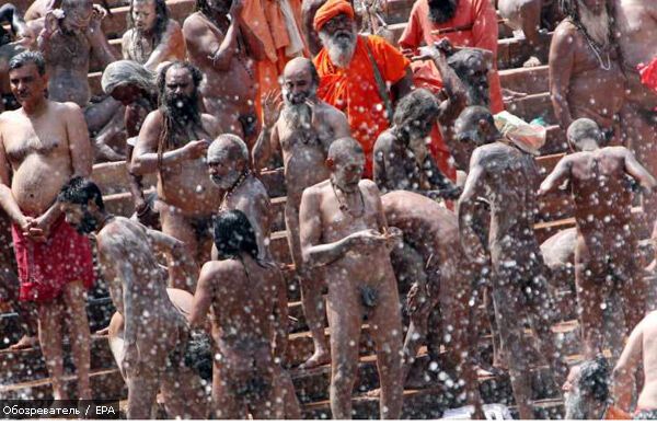 Миллионы голых людей искупались в священной реке Ганг
