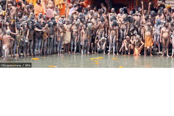 Миллионы голых людей искупались в священной реке Ганг