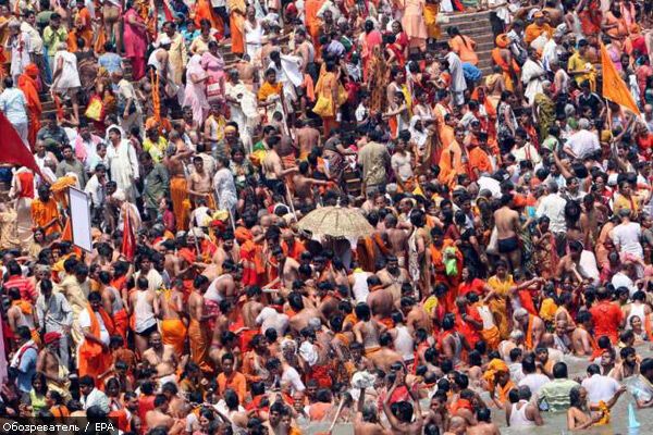 Миллионы голых людей искупались в священной реке Ганг