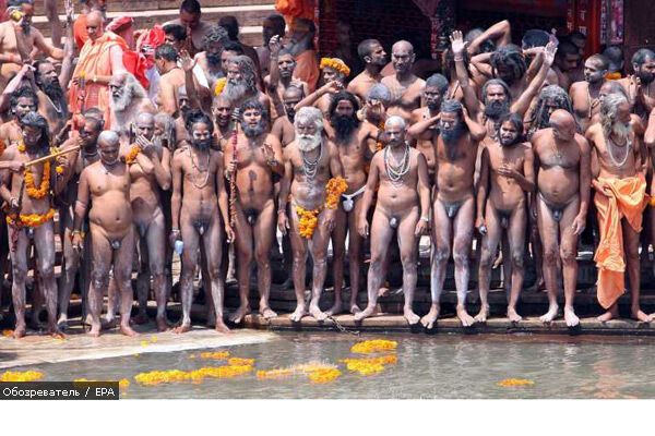 Миллионы голых людей искупались в священной реке Ганг