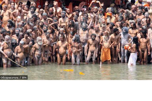 Миллионы голых людей искупались в священной реке Ганг