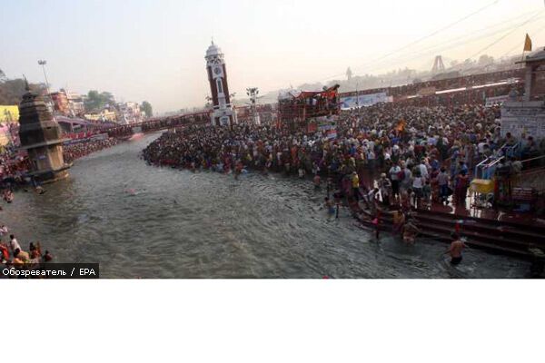 Миллионы голых людей искупались в священной реке Ганг