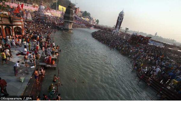 Миллионы голых людей искупались в священной реке Ганг
