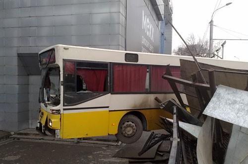 Пассажирский автобус снес четыре столба и остановку. ФОТО