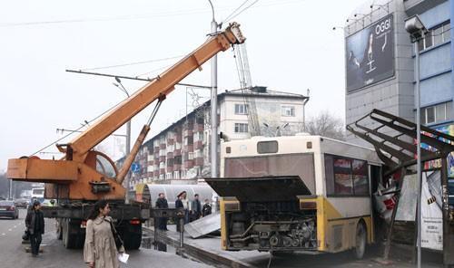 Пассажирский автобус снес четыре столба и остановку. ФОТО