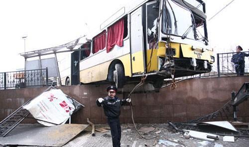 Пассажирский автобус снес четыре столба и остановку. ФОТО