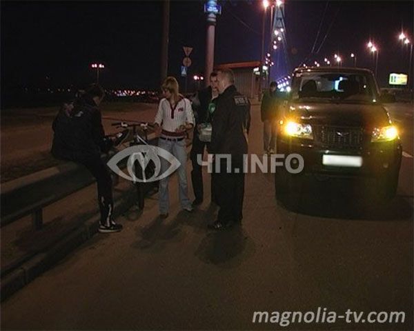 На Московском мосту автомобиль зацепил велосипедиста (ФОТО)