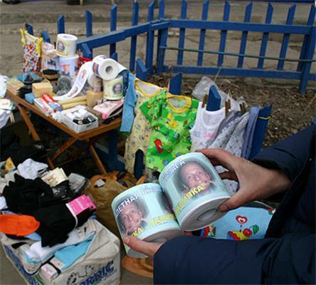 Владивостоковчанки отомстили Задорнову туалетной бумагой