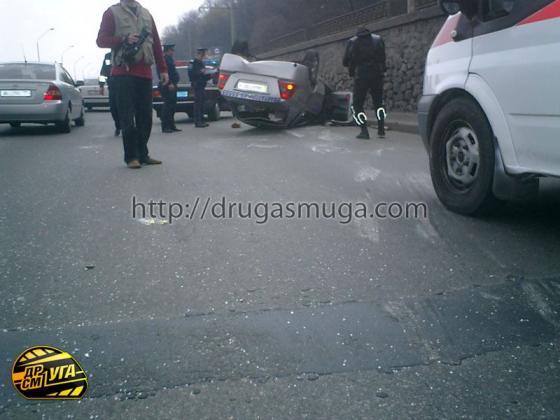 Авто совершило кульбит, не нарушая ПДД. ФОТО