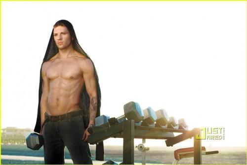 Звезда «Жестоких игр» оголил свои кубики