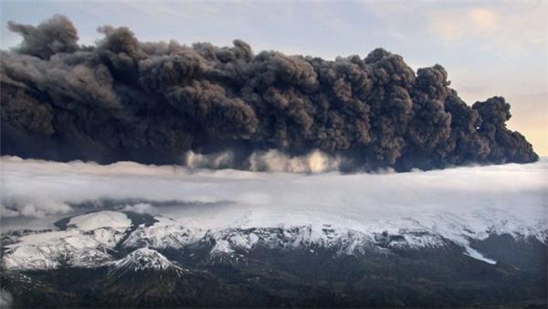 Исландский вулкан извергается с новой силой. ВИДЕО, ФОТО