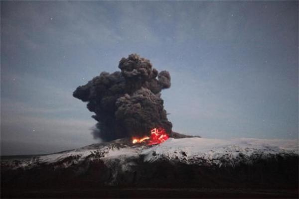 Ісландський вулкан вивергається з новою силою. ВІДЕО, ФОТО