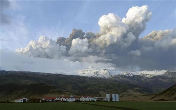 Исландский вулкан извергается с новой силой. ВИДЕО, ФОТО