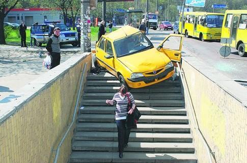 Около Кирилловской церкви произошло жуткое ДТП (ФОТО)