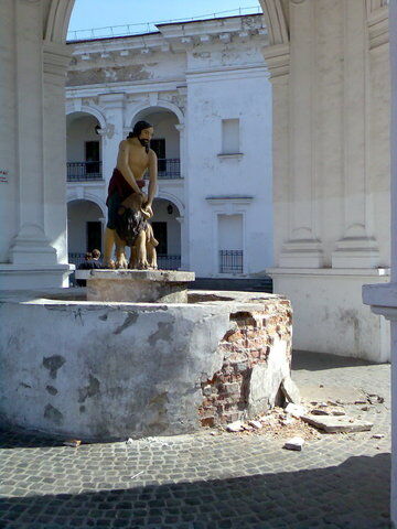 Памятник Самсону отремонтируют